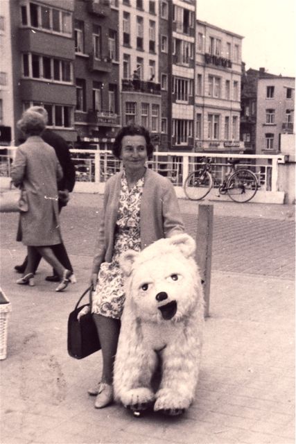 Die zal schoon staan op de sofa in de zilverkamer, dacht ze.